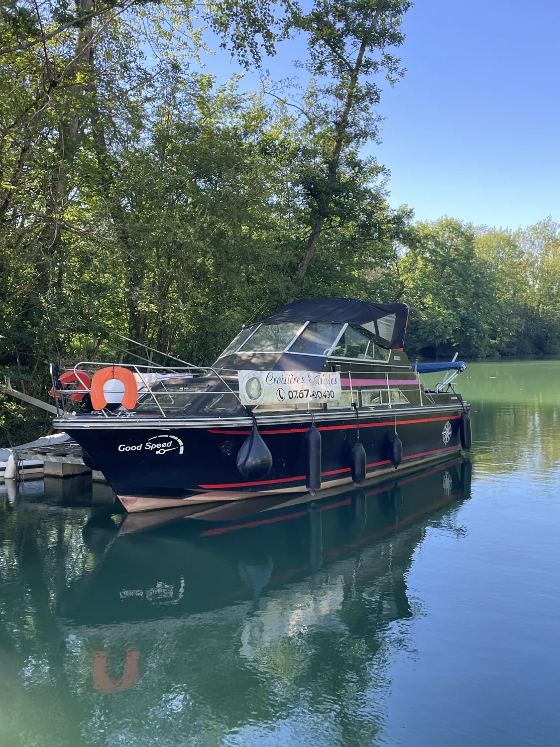 Le GoodSpeed naviguant sur la Marne par beau temps